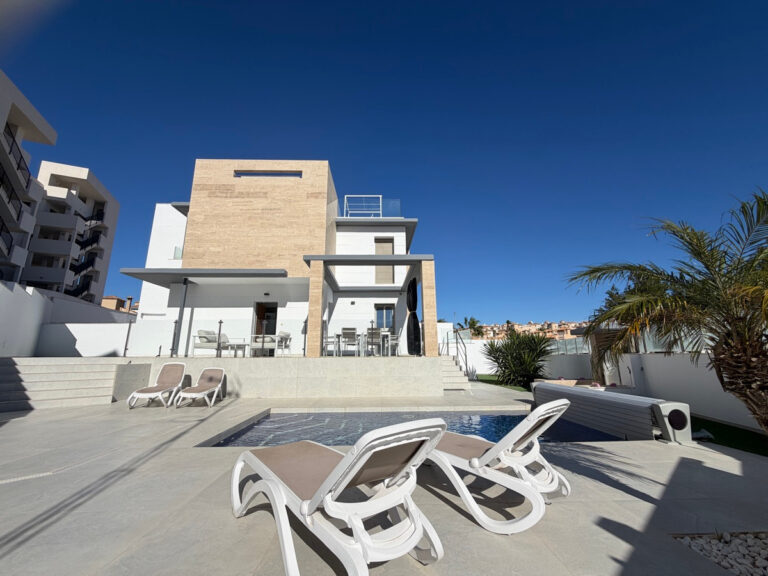 R5503129 property photo 1